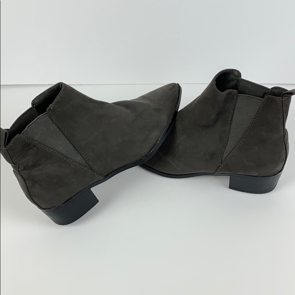 Grey Chelsea Boot 👢